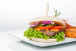 Frischer selbstgemachter Burger an Kartoffelecken