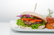 Frischer selbstgemachter Burger an Kartoffelecken