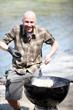 Mann beim Grillen