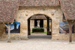 Arcade, toit  et statue de vendangeur