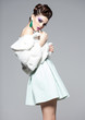 Foto: beautiful woman wearing blue make-up and white fur posing beautiful woman wearing blue make-up and white fur posing