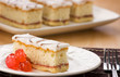 Foto: Sliced Cherry Bakwell Cake With Glazed Cherries. Sliced Cherry Bakwell Cake With Glazed Cherries.