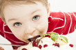 Kind isst Eis