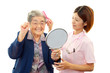 笑顔の高齢者と看護師