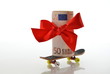50 Euro mit rote Schleife und Skateboard