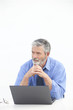 Foto: guy,regard côté,sérieux,portable guy,regard côté,sérieux,portable