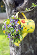 Wildblumen in hängender Giesskanne