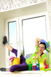 Foto: Women cleaning a window Women cleaning a window