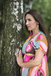 Frau blickt durch den Wald
