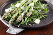 grüner spargel mit rucola und parmesan