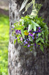 Wildblumenstrauss hängt am Baum