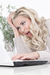 Verzweifelte Frau vor dem Computer