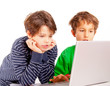 Kinder im Team am Notebook