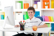 Foto: smiling boy using a computer smiling boy using a computer