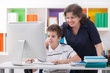 Foto: woman using computer with son woman using computer with son