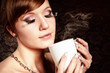 Frau genießt ihren Kaffee