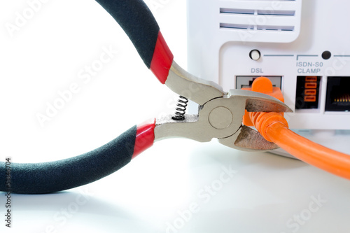 Photo: DSL Kabel wird durchgeschnitten DSL Kabel wird durchgeschnitten