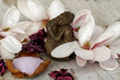 Buddhafigur mit Magnolienblüten