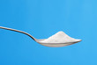 Foto: Cucharilla con una porción de azúcar.cuchara de azúcar. Cucharilla con una porción de azúcar.cuchara de azúcar.