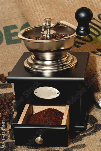 Photo: Kaffeemühle auf Kaffeesack Kaffeemühle auf Kaffeesack