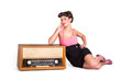 Sexy Frau posiert nebe altem Radio