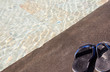 Photo: tongues sur margelle de piscine tongues sur margelle de piscine