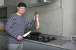 Fischer mit Lachsforelle