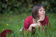 rêveuse dans l'herbe