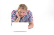 Photo: Mann überlegt gerade mit Laptop Mann überlegt gerade mit Laptop
