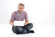 Mann beim lernen mit Laptop