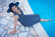 Photo: pose au bord de la piscine pose au bord de la piscine
