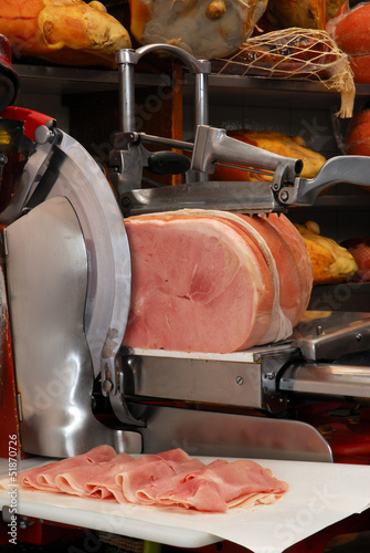 Photo: Rebanadora de jamón en una charcutería. Rebanadora de jamón en una charcutería.