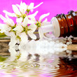 Globuli mit Blüten und Wasserspiegelung