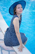 Photo: pose au bord de la piscine pose au bord de la piscine