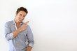 Foto: Young man pointing at message on white background Young man pointing at message on white background