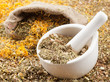 Foto: mortar, pestle and bag of healing herbs, herbal medicine mortar, pestle and bag of healing herbs, herbal medicine