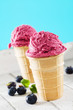 blaubeeren eiscreme auf weißem holz