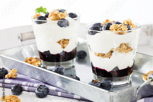 Photo: desserts mit heidelbeeren auf metall tablet desserts mit heidelbeeren auf metall tablet