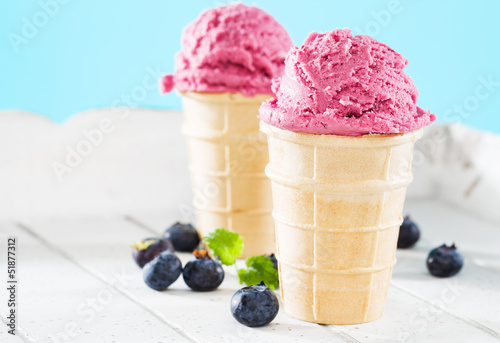 Photo: zwei waffeln mit eiscreme und heidelbeeren zwei waffeln mit eiscreme und heidelbeeren