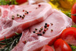 braciole di maiale con ingredienti