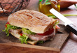 ciabatta con carne di maiale e verdura
