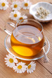 infuso di camomilla in tazza di vetro