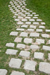 allée pavée dans l'herbe
