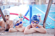 Foto: happy children group at swimming pool happy children group at swimming pool