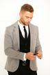 Mann im Anzug mit Handy
