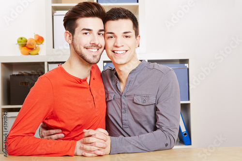 Photo: Zwei schwule Teenager lachen gemeinsam Zwei schwule Teenager lachen gemeinsam