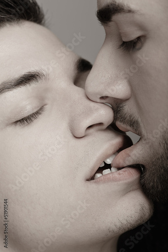 Photo: Schwules Paar küsst sich lustvoll Schwules Paar küsst sich lustvoll