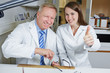 Foto: Optician apprentice holding thumbs up Optician apprentice holding thumbs up