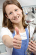 Photo: Junge Frau in Küche "Daumen rauf" Junge Frau in Küche "Daumen rauf"