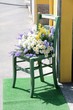 Sedia e fiori di primavera
